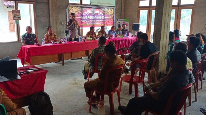 Kapolsek Mempawah Hulu IPTU Suwandi SH, MH Hadiri kegiatan Musrenbang Desa ( Musyawarah perencanaan pembangunan Desa ) penyusunan RKPDES Tahun anggaran 2025 Desa pahokng Kecamatan Mempawah Hulu yang dilaksanakan di Aula Desa Pahokng, Selasa 24 September 2024