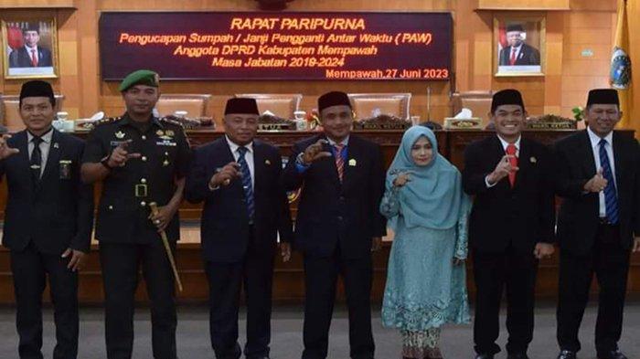 Ketua DPRD Mempawah Ria Mulyadi memimpin Sidang Paripurna Pengucapan Sumpah/Janji Anggota DPRD Pengganti Antar Waktu (PAW), di Gedung DPRD Mempawah, Selasa 27 Juni 2023 sore. Zulkarnain digantikan Darwis