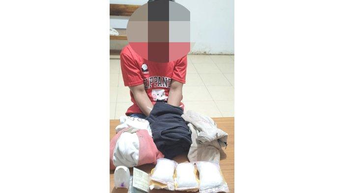 Pemuda ZS saat diamankan bersama barang bukti 3 paket narkoba jenis sabu 308,52 gram yang akan dikirim ke Kalteng melalui bus DAMRI Pontianak.