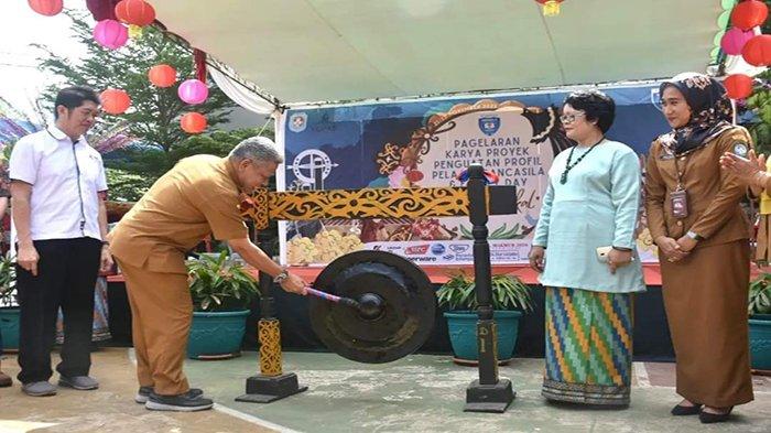Bupati Kubu Raya Muda Mahendrawan saat hadiri acara Pagelaran Karya Proyek Penguatan Profil Pelajar Pancasila dan Family Day yang digelar SD Kristen Immanuel II Kubu Raya, pada Selasa 22 November 2023.