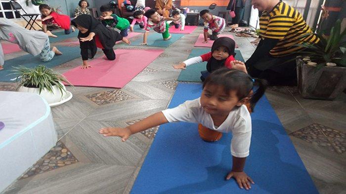 Kelas anak-anak pada Teras Yoga milik Sherlly Hungan yang baru dilaunching di Rumah Pribadinya di Jalan Danau Sentarum Komplek Sentarum Sejahtera 2, No C12.
