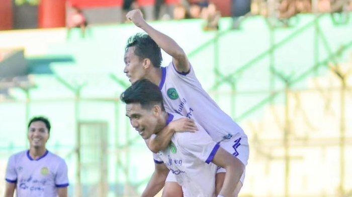 Penyerang Persipal BU usai mencetak gol ke gawang Kalteng Putra pada Selasa 5 Desember 2023