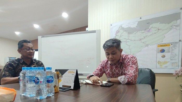 Kasatker PJN Wilayah 1 Provinsi Kalimantan Barat, Irwan Chandra Nirwana (kiri) dan Kepala Balai Pelaksanaan Jalan Nasional (BPJN) Kalimantan Barat, Handiyana (kanan) saat memberikan penjelasan terkait pembangunan ruas jalan Pesaguan-Kendawangan, Ketapang, Jumat 26 Juli 2024.