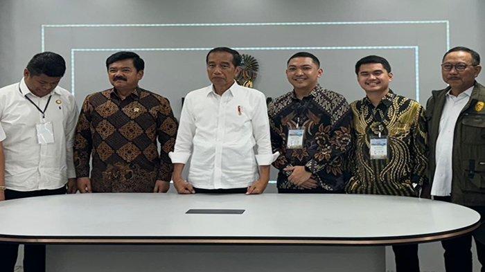 Putra asal Kalbar yakni Hermawan Ishak (Di kiri Presiden Jokowi) saat mendampingi Presiden Republik Indonesia (RI) Joko Widodo (Jokowi) meninjau Pusat Komando (Command Center) IKN yang terletak di Hunian Pekerja Konstruksi IKN, Kaltim, Jumat 1 Maret 2024.