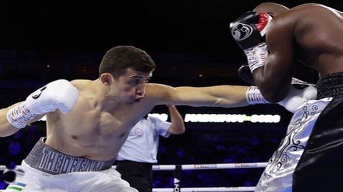 Aksi Israil Madrimov (kiri) saat menghajar lawannya beberapa waktu lalu. Duel Israil Madrimov vs Terence Crawford tuntas 12 ronde.