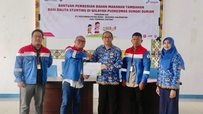 PT Pertamina Patra Niaga Regional Kalimantan, melalui Fuel Terminal (FT) Sintang, menyalurkan bantuan makanan tambahan untuk 60 balita yang mengalami stunting di sekitar wilayah Puskesmas Sungai Durian, Kabupaten Sintang, Selasa 17 Desember 2024.