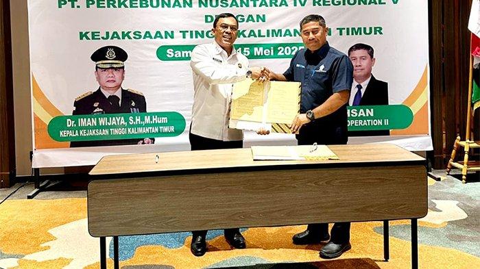 JALIN KERJASAMA - PT Perkebunan Nusantara (PTPN) IV Regional 5 menjalin kerjasama dengan Kejaksaan Tinggi Kalimantan Timur dalam penanganan masalah hukum di bidang perdata dan tata usaha negara. Penandatanganan perjanjian kerjasama ini berlangsung di Samarinda, Kamis (15/5).