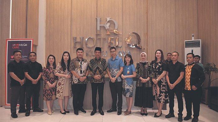 Jajaran Direksi dan Management Qubu Resort foto bersama Presiden Republik Indonesia, Joko Widodo di Qubu Resort, Kabupaten Kubu Raya, Jumat (24/11).