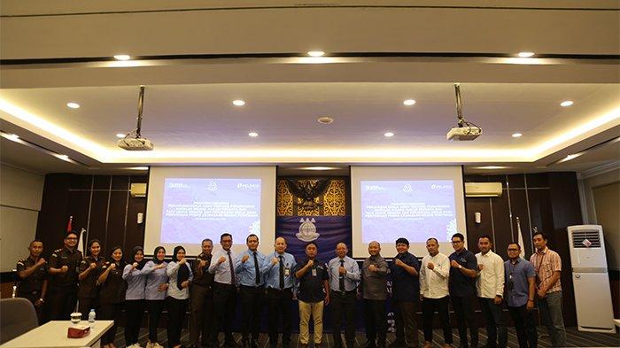Jajaran PT Pelabuhan Indonesia (Persero) foto bersama Jajaran Kejaksaan Negeri Pontianak di Kantor PT Pelabuhan Indonesia (Persero) Regional 2 Pontianak usai melakukan penandatanganan kerjasama di Kantor PT Pelabuhan Indonesia (Persero) Regional 2 Pontianak, Selasa 5 Desember 2023.