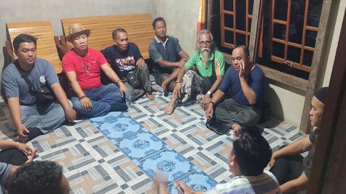 Jajaran Polres Sintang mendatangi Rumah duka YFY di Desa Tanjung Baong, Kecamatan Ketungau Hilir, Sintang. Kabar kematian YFY, gadis berusia 17 itu membuat duka mendalam di keluarga.