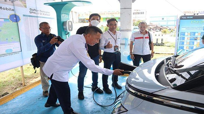 Kepala Dinas Perhubungan Kabupaten Sambas, Jalil Muhammad meresmikan SPKLU Pemangkat, Sambas. Stasiun pengisian kendaraan listrik itu merupakan yang pertama di Sambas, Selasa 28 November 2023.