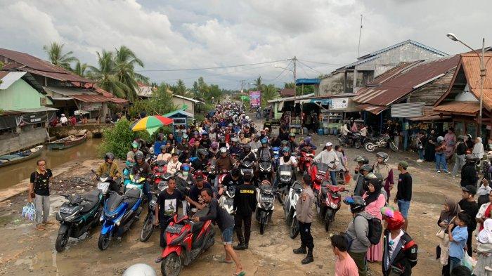 Personel Polsek Jawai Selatan saat mengatur lalu lintas dan antrian kendaraan yang menggunakan kapal Penyebrangan Sungai di Dermaga Penyeberangan Sungai Batang, Sabtu 13 April 2024.