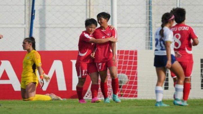Jon Il-Chong #7 pemain Timnas Korea Utara saat dipeluk ketika mencetak gol di Piala Asia U17 Wanita AFC 2024. Jon Il-Chong jadi pencetak gol terbanyak sementara ini