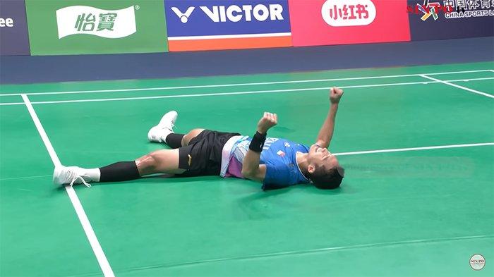 BAC 2024 - Jonatan Christie atau Jojo melakukan selebrasi setelah mengalahkan wakil tuan rumah China, Shi Feng Li dua set langsung 21-15 dan 21-16, pada laga final Badminton Asia Championships (BAC) 2024, di Ningbo Olympic Sports Center Gymnasium, Ningbo, Minggu 14 April 2024 sore WIB. Jojo mengukir sejarah untuk pertama kalinya tampil juara Badminton Asia Championships.