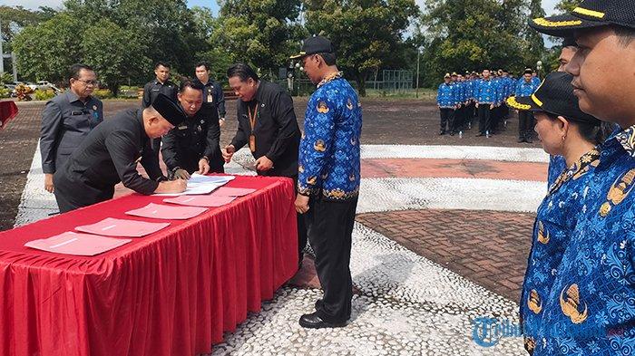 Penandatangan Surat Keputusan (SK) P3K di lingkungan Pemerintah Kabupaten Landak pada Selasa 30 April 2024.