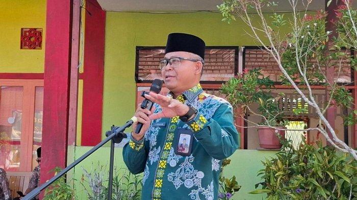 BERI KATA SAMBUTAN - Kepala Kemenag Mempawah, Ikhwan Pohan, menghadiri kegiatan perpisahan 173 siswa kelas IX MTsN 1 Mempawah, Rabu 4 Juni 2025. Dalam pidatonya yang inspiratif, ia mengajak seluruh siswa untuk terus bermimpi besar dan melanjutkan pendidikan ke jenjang lebih tinggi.