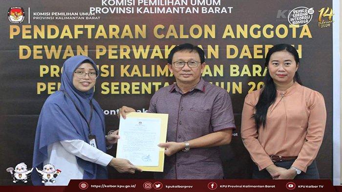 Hari pertama pendaftaran calon anggota DPD RI Provinsi Kalbar pada pemilu serentak 2024, Christiandy Sanjaya resmi mendaftarkan diri. Senin, 1 Mei 2023.