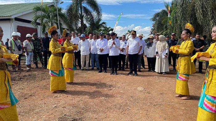 KUNJUNGAN - Menteri Lingkungan Hidup, Hanif Faisol Nurofiq disambut tarian saat kunjungan di PT PUTRALIRIK DOMAS yang beralamat di Desa Bintang Mas, Kecamatan Rasau Jaya, Kabupaten Kubu Raya, pada Sabtu 17 Mei 2025.
