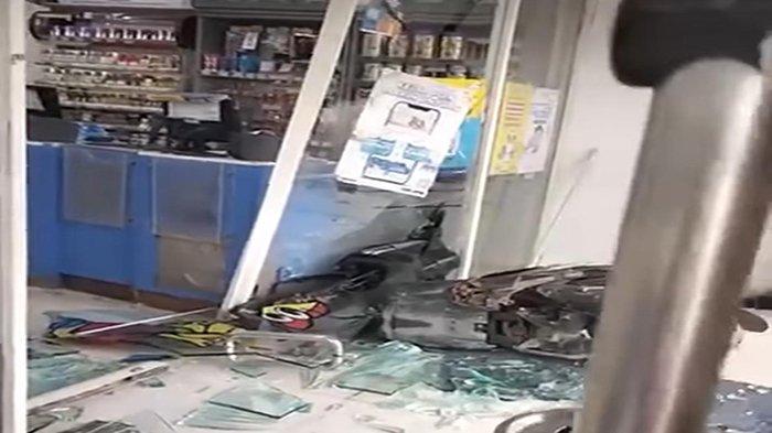 Kaca toko ritel modern Indomaret rusak dan pecah akibat tertabrak sepeda motor, di Jalan Pendidikan, Sarang Burung Usrat, Jawai, Kabupaten Sambas, Kamis 20 Juni 2024.