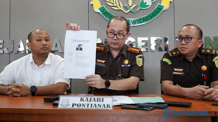 Kajari Pontianak Yulius Sigit Kristanto (tengah) saat memberikan keterangan terkait penangkapan DPO kasus pemalsuan surat, di Kantor Kejari Pontianak, Jalan KH. Ahmad Dahlan, Kota Pontianak, Selasa, 10 Oktober 2023. Pada putusan MA, Kajari menyampaikan bahwa terpidana harus menjalani pidana penjara selama 3 tahun karena melanggar pasal 263 ayat 2 KUHP Jo Pasal 55 ayat 1 KUHP yang mengakibatkan korban merugi hingga mencapai 99 milyar rupiah.