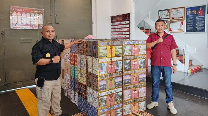 Kalapas Kelas IIB Singkawang, Priyo Tri Laksono (kiri) saat melepas 80 kotak sembahyang kubur untuk didistribusikan ke Pasar Kota Singkawang di Lapas Kelas IIB Singkawang, Kalimantan Barat, Sabtu 2 Desember 2023