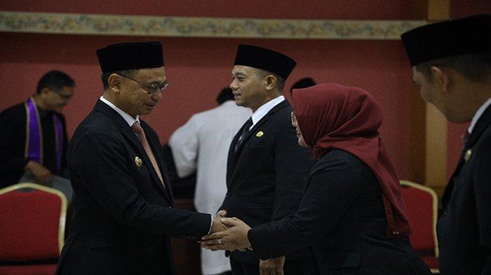 Wali Kota Pontianak Edi Rusdi Kamtono melantik sebanyak 31 Kepala Sekolah di lingkungan Pemerintah Kota (Pemkot) Pontianak Jumat 8 Desember 2023.