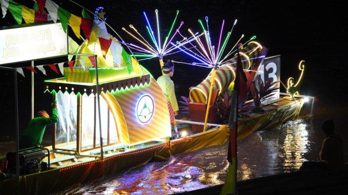 Kapal Keriang Bandong asal Kota Pontianak menyemarakkan pawai takruf MTQ Kalbar 2023 di Kabupaten Sanggau, Kamis 24 Agustus 2023 malam.