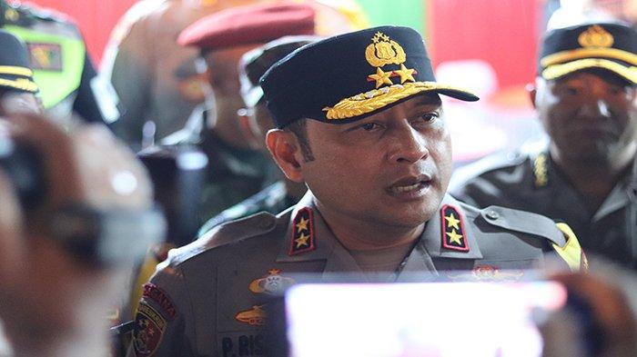 Kapolda Kalbar Irjenpol Pipit Rismanto saat meninjau sejumlah gereja pada malam natal 2023 di Pontianak, Minggu 25 Desember 2023.