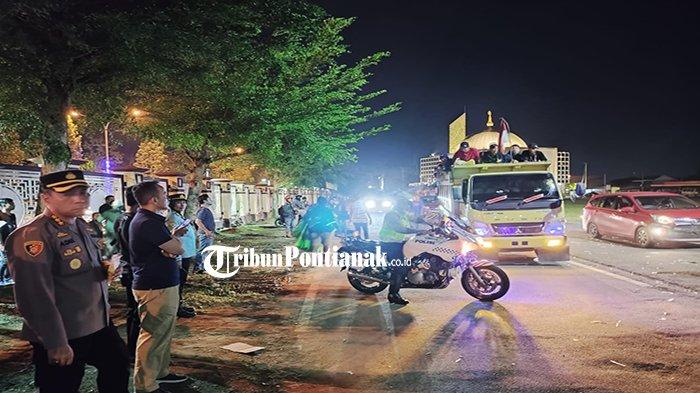 Kapolresta Pontianak Kombes Pol Adhe Hariadi dan Direktur Reskrimum Polda Kalbar Kombes Pol Bowo Gede Imantio saat kawal kepulangan para pengunjuk rasa.