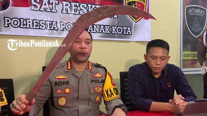 Kapolresta Pontianak Kombespol Adhe Hariadi saat menunjukkan barang bukti senjata tajam yang digunakan sejumlah remaja menyerang kafe di Pontianak Timur, Minggu 17 maret 2024.