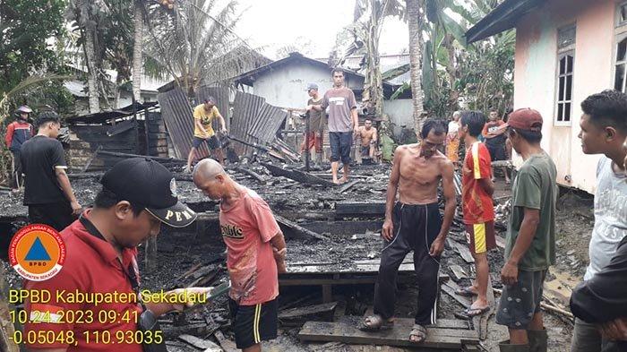 Kebakaran rumah terjadi lagi di Kabupaten Sekadau, BPBD Kabupaten Sekadau alami kesulitan menjangkau lokasi kejadian akibat medan jalan yang berupa tanah kuning dan berbatu, Selasa 24 Oktober 2023 pagi.