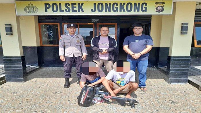 Kedua pelaku (duduk) bersama barang bukti speed 3,3 3,3 PK merk Mercury, saat diamankan di Mapolsek Jongkong, Selasa 22 Agustus 2023.