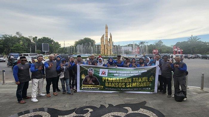 Kegiatan pembagian bahan pokok dan takjil yang dilaksanakan FKIA SMAN 3 Pontianak.