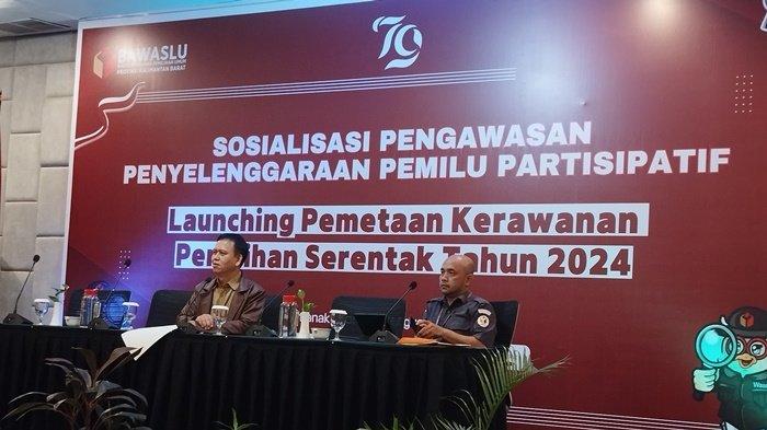 Kepala Badan Kesatuan Bangsa dan Politik Kalbar, Manto Saidi saat menjadi narasumber dalam sosialisasi pengawasan penyelenggaraan pemilu partisipatif dan pemetaan kerawanan pemilihan serentak, Selasa 13 Agustus 2024.