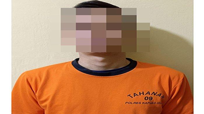 Kepala Desa Tekalong Kecamatan Mentebah, saat diamankan oleh Polres Kapuas Hulu, karena telah melakukan kasus Tipikor, Rabu 29 Mei 2024.