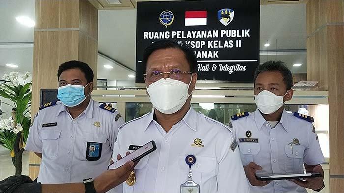 Kepala KSOP Kelas II Pontianak Capt. Mozes Imanuel Karaeng ditemui awak media, Senin 25 April 2022