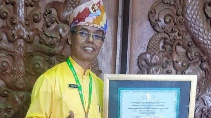 Kepala SMAN 3 Pontianak, Moh Ikhwan saat menerima penghargaan Sekolah Adiwiyata Nasional Tahun 2023 dari Menteri Lingkungan Hidup dan Menteri Pendidikan dan Kebudayaan RI di Jakarta belum lama ini.