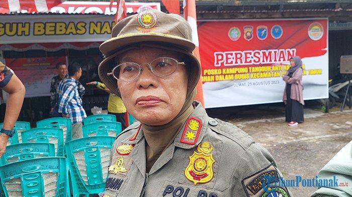 Kepala Satpol PP Kota Pontianak Syarifah Adriana saat memberikan keterangan terkait hotel yang disanksi karena kedapatan adanya anak dibawah umur yang menginap, Jumat 25 Agustus 2023.