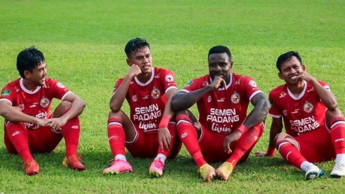 Selebrasi pemain Semen Padang. Semen Padang FC yang sudah dipastikan lolos 12 besar dari Grup 1 Liga 2 2023/2024