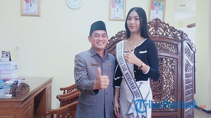 Ketua DPRD Mempawah, Ria Mulyadi, bersama Puteri Indonesia Kabupaten Mempawah 2023, Karyn Khou, di ruang kerjanya di kantor DPRD Mempawah, Selasa 29 November 2022.