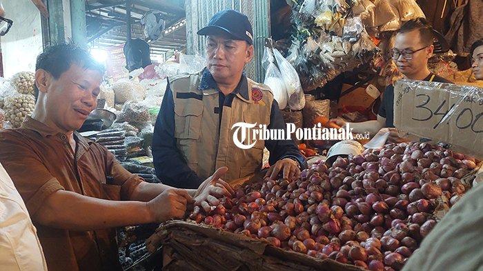 Ketua KPPU RI M Fanshurullah Asa saat sidak di pasar Flamboyan Pontianak dan berbincang dengan pedagang bahan pokok, Minggu 19 Mei 2024.