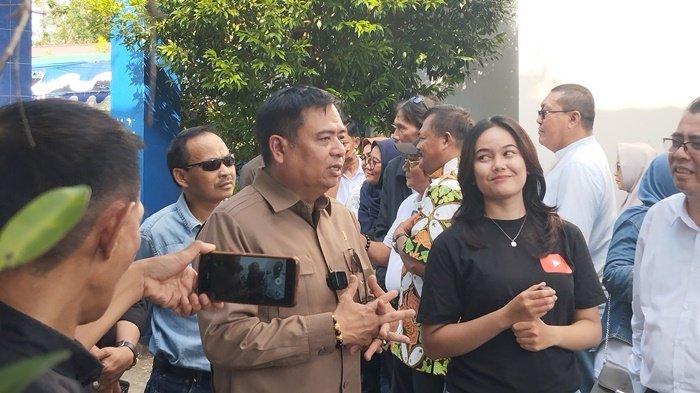 Ketua Komisi V DPR RI Lasarus (tengah) saat berbagi cerita kepada pers kampus disela-sela Pengenalan Kehidupan Kampus Mahasiswa Baru (PKKMB) Fisip Untan, Selasa 6 Agustus 2024.
