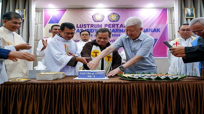 Ketua Yayasan Widya Dharma Pontianak, Widjaja Tandra bersama Pastor yang didampingi Wakil Rektor Widya Dharma Pontianak, Genrawan Hoendarto, S.T., M.Kom melakukan sesi pemotongan kue usai Misa Syukuran Lustrum Pertama yang digelar di Gedung Fransiskus, Jalan Merdeka Barat, Pontianak, Kalbar. Senin 26 Agustus 2024 sore.