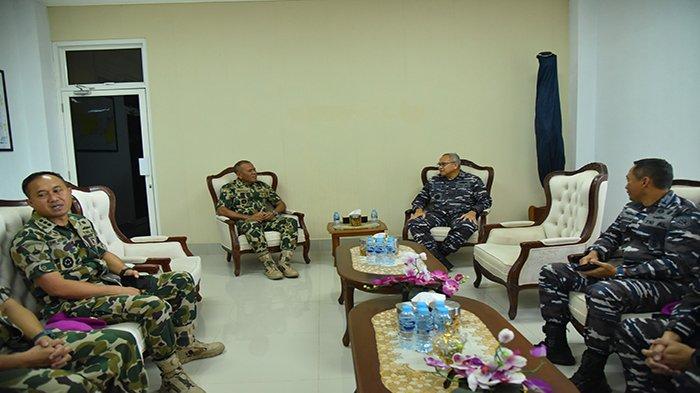 Komandan Pasukan Marinir (Pasmar) 1 Brigjen TNI (Mar) Umar Farouq, S.A.P., CHRMP., M.Tr.Opsla., M.Han saat di terima langsung oleh Komandan Lantamal XII Pontianak Laksma TNI Agoeng MKS ketika kunjungi Markas Lantamal XII Pontianak Jl. Wajok Hilir km. 17 Kabupaten Mempawah pada Jumat 15 Maret 2024.