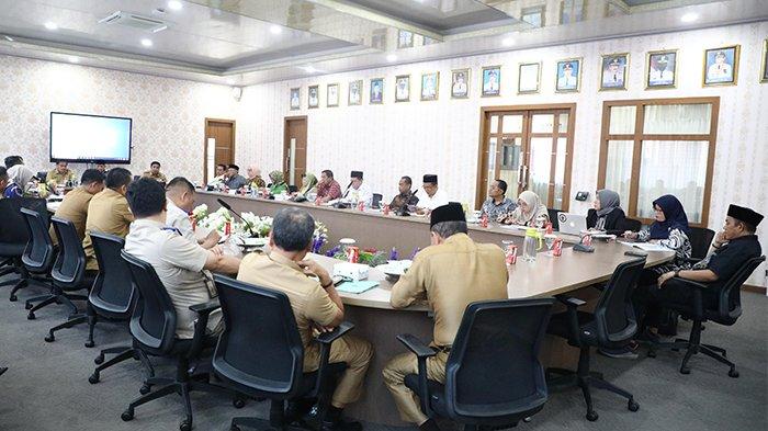Komisi II Dewan Perwakilan Rakyat Republik Indonesia (DPR RI) melakukan Kunjungan Kerja Reses Masa Persidangan IV Tahun Sidang 2023-2024 ke Provinsi Sulawesi Selatan (Sulsel). Kegiatan yang bertempat di Kantor Bupati Maros ini digunakan untuk membahas sejumlah capaian dan rencana program mengenai Reforma Agraria, Senin (6/5/2024).