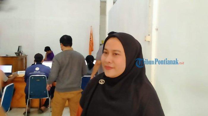 Komisioner Bawaslu Kabupaten Sambas Yesi Mayasanti ketika diwawancarai Tribun Pontianak di Kantor Bawaslu Kabupaten Sambas, pada Rabu 19 Oktober 2022