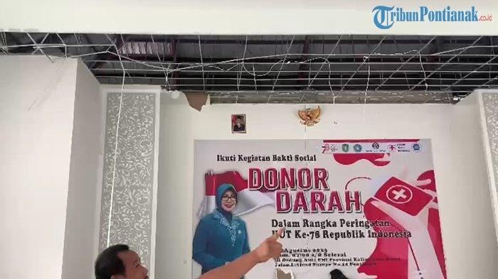 Kondisi Aula PMI Kalbar pasca robohnya plafon diduga akibat hujan deras pada minggu 17 September 2023 kemarin, Senin 18 September 2023.