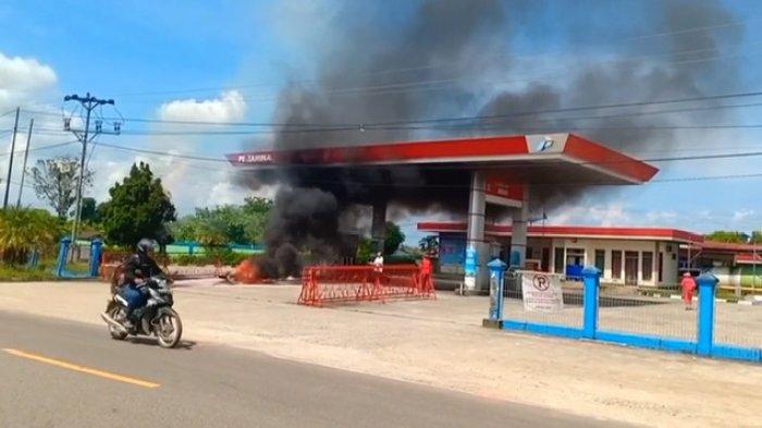 Kondisi kejadian kebakaran di SPBU miliknya Perumda Kapuas Hulu, Jalan Lintas Selatan, Kedamin Darat, Kecamatan Putussibau Selatan, Senin 18 Maret 2024.