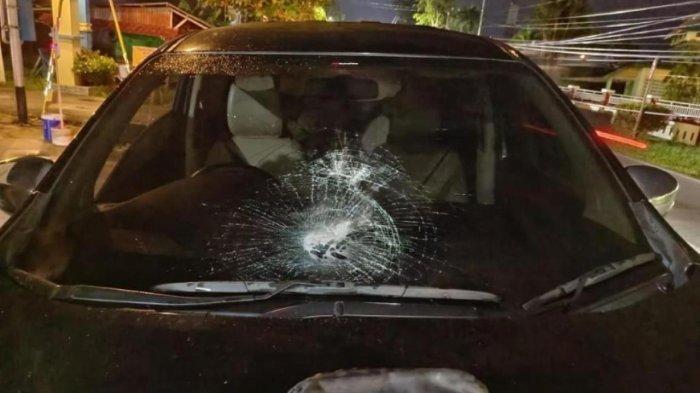 Kondisi kaca depan mobil hitam pecah diduga dilempari oleh kelompok geng motor yang tak dikenal, di kawasan Jalan Raya Desa Lorong, Kecamatan Sambas, Senin 26 Februari 2024 dini hari.