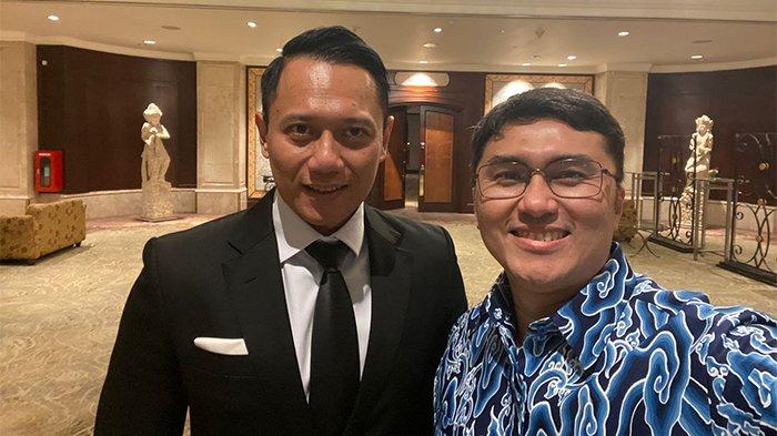 Koordinator Juru Bicara DPP Partai Demokrat, Herzaky Mahendra Putra foto bersama Ketua Umum Partai Demokrat Agus Harimurti Yudhoyono (AHY).